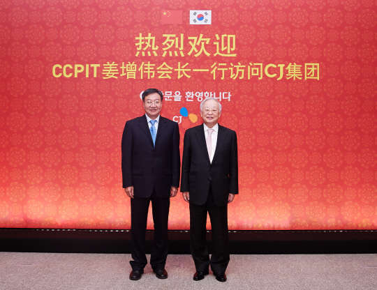 손경식 CJ그룹 회장(오른쪽)이 3일 서울 중구에 위치한 그룹 인재원에서 장쩡웨이 CCPIT 회장과 만나 기념촬영을 하고 있다. CJ그룹 제공